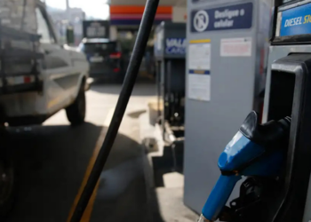 Governo reduz em R$ 0,63 por litro os tributos da gasolina e cria subsídio de R$ 1 para o diesel diante da alta internacional do petróleo.