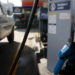 Governo reduz em R$ 0,63 por litro os tributos da gasolina e cria subsídio de R$ 1 para o diesel diante da alta internacional do petróleo.