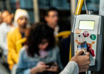 Tarifa zero avança em cidades brasileiras, mas expansão depende de novas fontes de financiamento para substituir a receita das passagens.