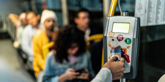 Tarifa zero avança em cidades brasileiras, mas expansão depende de novas fontes de financiamento para substituir a receita das passagens.
