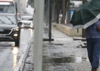 Ciclone extratropical mantém instabilidade no Brasil, com chuva intensa, ventos fortes e risco de deslizamentos em diferentes regiões.