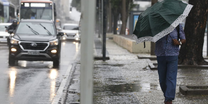 Ciclone extratropical mantém instabilidade no Brasil, com chuva intensa, ventos fortes e risco de deslizamentos em diferentes regiões.
