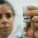 Variações de temperatura e umidade podem agravar problemas respiratórios. Saiba como diferenciar sintomas de rinite alérgica e gripe.