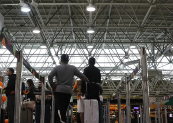 Novas regras da Anac para passageiros indisciplinados entram em vigor e preveem multa de até R$ 17,5 mil e suspensão de embarque.