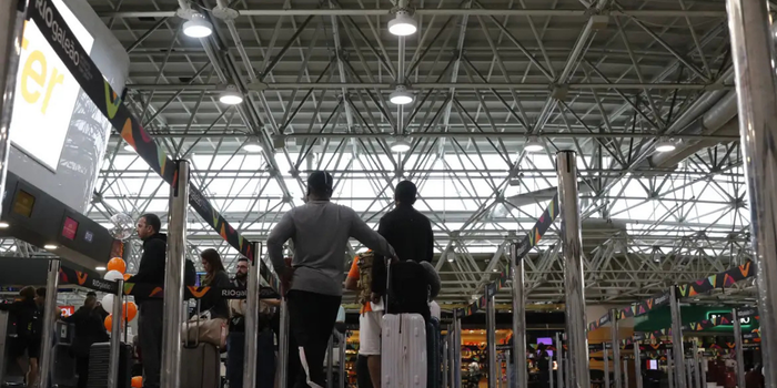Novas regras da Anac para passageiros indisciplinados entram em vigor e preveem multa de até R$ 17,5 mil e suspensão de embarque.