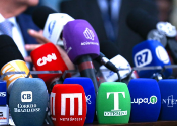 Pesquisa da Fundacentro e da Fenaj aponta problemas de saúde mental, assédio e violência digital entre jornalistas brasileiros.
