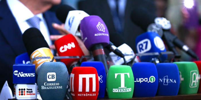 Pesquisa da Fundacentro e da Fenaj aponta problemas de saúde mental, assédio e violência digital entre jornalistas brasileiros.
