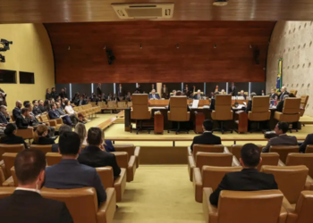 Pedido de vista de Flávio Dino interrompe julgamento no STF sobre a tramitação dos processos envolvendo Alexandre de Moraes e André Mendonça.