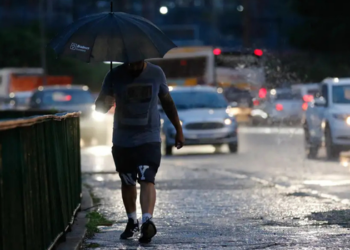 Mudança na circulação atmosférica desloca as chuvas para o Sul do Brasil. Inmet prevê aumento das instabilidades e risco de temporais durante o fim de semana.