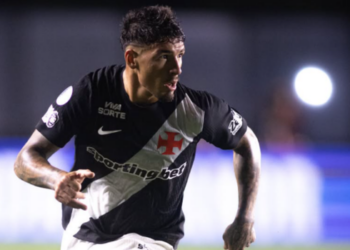 Vasco elimina o Santa Fe e enfrenta o Boca Juniors na semifinal da Sul-Americana. Atlético-MG também avança após eliminar o Santos nos pênaltis.