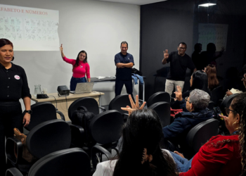 Profissionais da Clínica da Mulher, em Macaé, participam de curso de Libras voltado ao atendimento e à saúde de mulheres surdas.