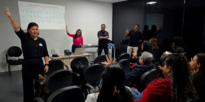 Profissionais da Clínica da Mulher, em Macaé, participam de curso de Libras voltado ao atendimento e à saúde de mulheres surdas.