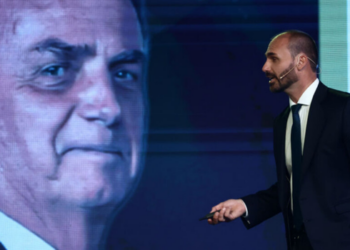 STF rejeita recurso de Eduardo Bolsonaro e mantém condenação a quatro anos e dois meses por coação no curso do processo. Decisão da Primeira Turma foi unânime.