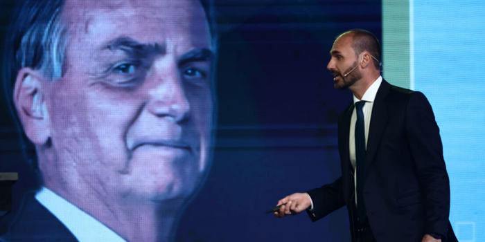 STF rejeita recurso de Eduardo Bolsonaro e mantém condenação a quatro anos e dois meses por coação no curso do processo. Decisão da Primeira Turma foi unânime.