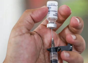 Vacina Pneumo 20 chega ao SUS para idosos com 85 anos ou mais. Saiba quem pode receber o imunizante e quais doenças ele ajuda a prevenir.