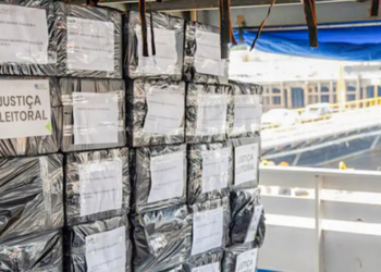 Justiça Eleitoral inicia preparação das urnas eletrônicas para as eleições de 2026. Equipamentos recebem dados, passam por testes e são lacrados.