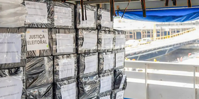 Justiça Eleitoral inicia preparação das urnas eletrônicas para as eleições de 2026. Equipamentos recebem dados, passam por testes e são lacrados.