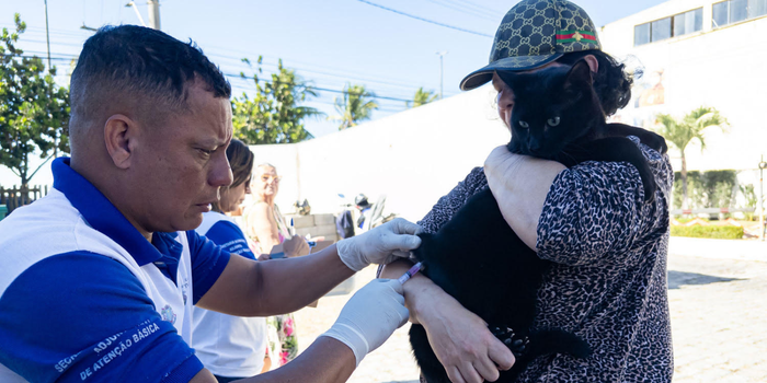 Macaé realiza vacinação antirrábica gratuita neste sábado (26), em 11 pontos da cidade. Confira os locais, horários e orientações para cães e gatos.