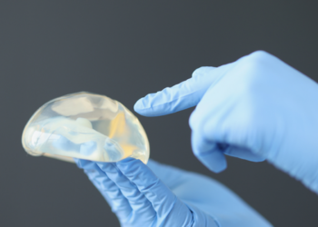 Entenda quanto tempo dura um implante de silicone, os sinais de ruptura e quando médicos podem recomendar a troca da prótese.