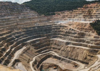 Atlas Critical Minerals anuncia 24,2 milhões de toneladas de recursos de grafite em Malacacheta, Minas Gerais, e destaca potencial para baterias e indústria.