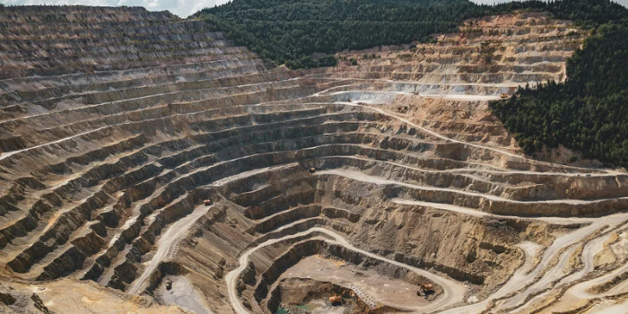 Atlas Critical Minerals anuncia 24,2 milhões de toneladas de recursos de grafite em Malacacheta, Minas Gerais, e destaca potencial para baterias e indústria.