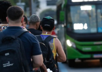 Brasil criou mais de 165 mil empregos com carteira assinada em agosto. Serviços lideraram as contratações, enquanto o acumulado do ano perdeu ritmo.