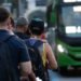 Brasil criou mais de 165 mil empregos com carteira assinada em agosto. Serviços lideraram as contratações, enquanto o acumulado do ano perdeu ritmo.