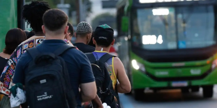 Brasil criou mais de 165 mil empregos com carteira assinada em agosto. Serviços lideraram as contratações, enquanto o acumulado do ano perdeu ritmo.