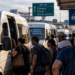 Passageiros denunciam cobrança extra de R$ 2 em vans e micro-ônibus do Norte de Campos. IMTT afirma que aumento não foi autorizado e anuncia fiscalização.