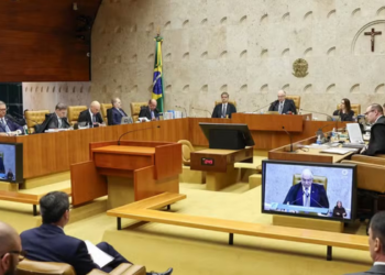 Moraes e Mendonça trocaram acusações durante sessão do STF sobre o caso Master. Embate envolveu PF, testemunhas e suspeitas de motivação política.