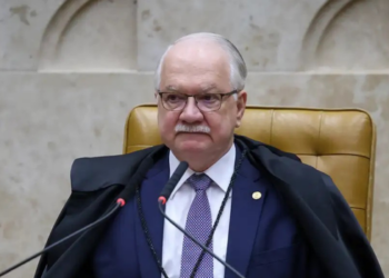 Fachin suspende decisões de André Mendonça e Flávio Dino sobre a direção da PF e mantém Andrei Rodrigues no cargo temporariamente.
