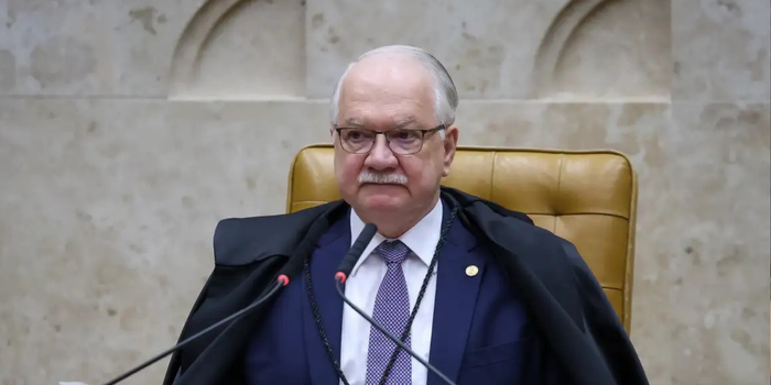 Fachin suspende decisões de André Mendonça e Flávio Dino sobre a direção da PF e mantém Andrei Rodrigues no cargo temporariamente.