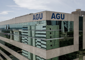 AGU afirma que pedido da PF envolvendo André Mendonça poderia gerar riscos jurídicos e comprometer investigações em andamento no STF.