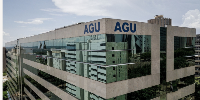 AGU afirma que pedido da PF envolvendo André Mendonça poderia gerar riscos jurídicos e comprometer investigações em andamento no STF.