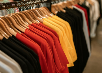 Operação em outlet do Rio encontrou 3,5 toneladas de mercadorias apontadas como falsificadas, entre roupas, tênis e mochilas.