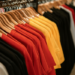 Operação em outlet do Rio encontrou 3,5 toneladas de mercadorias apontadas como falsificadas, entre roupas, tênis e mochilas.