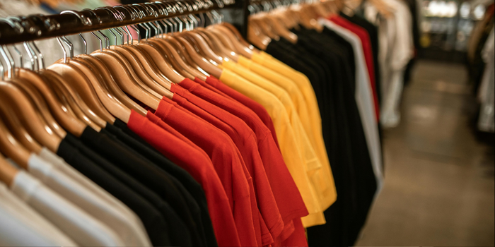 Operação em outlet do Rio encontrou 3,5 toneladas de mercadorias apontadas como falsificadas, entre roupas, tênis e mochilas.