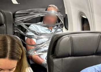 Passageiro acusado de comportamento violento é contido a bordo de voo nos EUA; FAA e FBI investigam o caso.