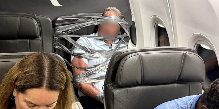 Passageiro acusado de comportamento violento é contido a bordo de voo nos EUA; FAA e FBI investigam o caso.