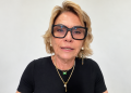 Rogéria Bolsonaro desabafa nas redes sociais após saída de Flávio Bolsonaro do Brasil. Mãe do senador lamenta distância dos netos e fala em perseguição.