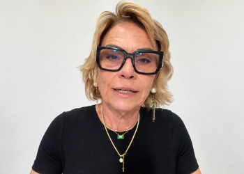 Rogéria Bolsonaro desabafa nas redes sociais após saída de Flávio Bolsonaro do Brasil. Mãe do senador lamenta distância dos netos e fala em perseguição.