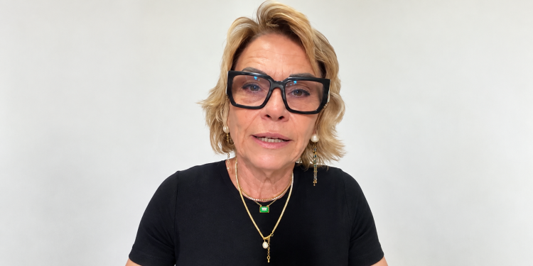 Rogéria Bolsonaro desabafa nas redes sociais após saída de Flávio Bolsonaro do Brasil. Mãe do senador lamenta distância dos netos e fala em perseguição.