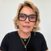 Rogéria Bolsonaro desabafa nas redes sociais após saída de Flávio Bolsonaro do Brasil. Mãe do senador lamenta distância dos netos e fala em perseguição.