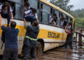 Ônibus com estudantes da rede estadual derrapa em ponte de madeira na região de Palmares, em Campos. Alunos saíram pelas janelas e foram transferidos.