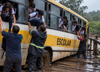 Ônibus com estudantes da rede estadual derrapa em ponte de madeira na região de Palmares, em Campos. Alunos saíram pelas janelas e foram transferidos.