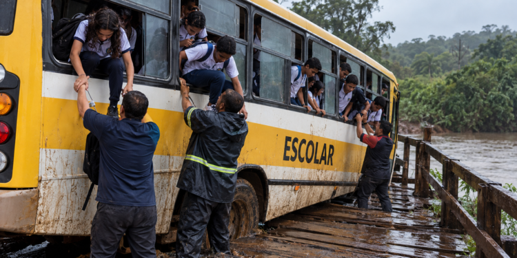 Ônibus com estudantes da rede estadual derrapa em ponte de madeira na região de Palmares, em Campos. Alunos saíram pelas janelas e foram transferidos.