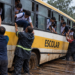 Ônibus com estudantes da rede estadual derrapa em ponte de madeira na região de Palmares, em Campos. Alunos saíram pelas janelas e foram transferidos.