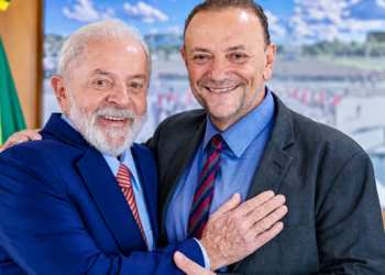 Lula confirma presença nos debates da Band e da Globo no segundo turno contra Flávio Bolsonaro, segundo anúncio de Edinho Silva.