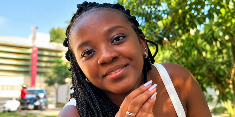 Ana Elisa, de 21 anos, é eleita deputada federal por Minas Gerais com mais de 524 mil votos e será uma das parlamentares mais jovens da próxima legislatura.