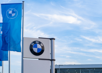 BMW planeja reduzir em 20% os cargos de gerência até 2027 e ampliar o uso de inteligência artificial para cortar custos e aumentar a eficiência.